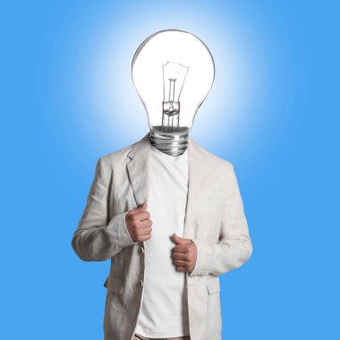 Açık mavi arka planda kafa yerine parlayan ampullü adam