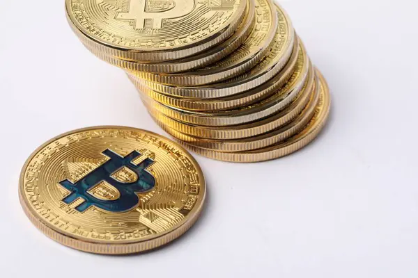 Kripto para birimi. Beyaz arkaplanda altın paralar, yakın plan