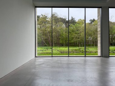 Panoramik pencereli ve gri zeminli boş oda