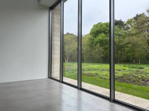 Panoramik pencereli ve gri zeminli boş oda