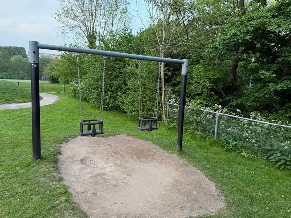 Parktaki çocuk parkında boş salıncak