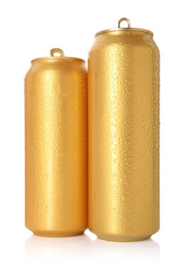 İki altın teneke kutu beyaza izole edilmiş