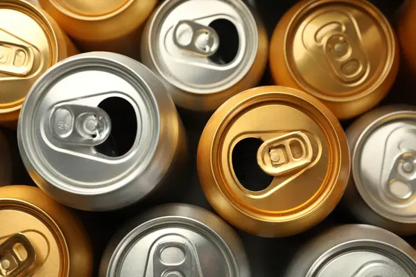 Arka plan olarak birçok farklı teneke kutu, üst görünüm