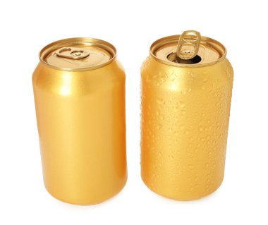İki altın teneke kutu beyaza izole edilmiş