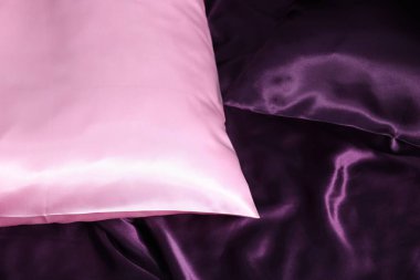 Arka plan olarak lüks ipek çarşaflar, üst görünüm