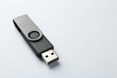 Beyaz arkaplanda bir flaş bellek, yakın plan