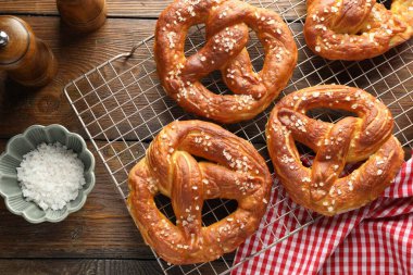Tahta masada tuzlu krakerler, düz yatış.