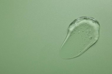 Yeşil arka planda kolajen jel, üst manzara. Metin için boşluk