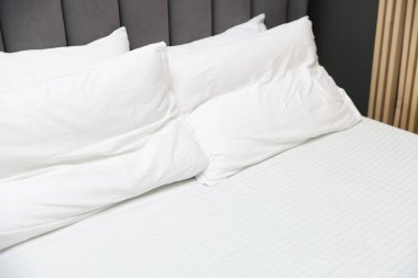 Rahat yatak, yeni yumuşak yatak ve kapalı yastıklar, yakın çekim.