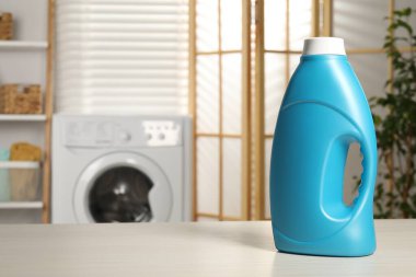 İçerideki ahşap masada bir şişe yumuşatıcı, metin için yer var.