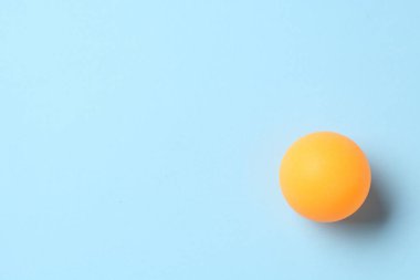 Açık mavi arka planda pinpon topu, üst manzara. Metin için boşluk