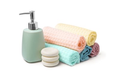 Temiz waffle havluları, spa taşları ve beyaza izole edilmiş sabun.