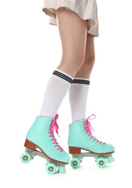 Beyaz arka planda patenli kadın, yakın plan.