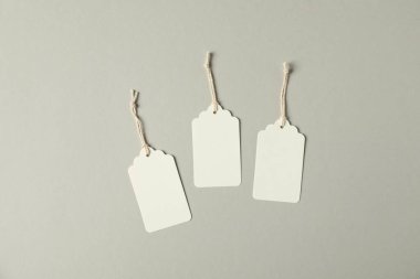 Gri arkaplanda dizgileri olan boş etiketler, düz yatıyordu