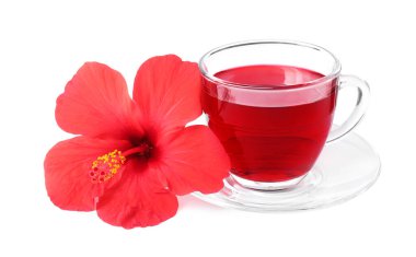 Cam bardakta leziz amber çayı ve beyaz bardakta izole edilmiş güzel çiçek.