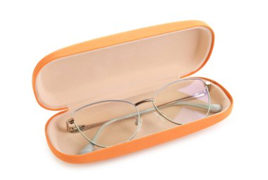 Beyaz gözlüklü, şık bir çanta.