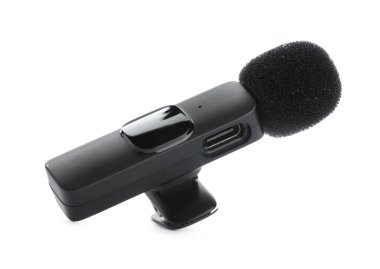 Lavalier mikrofonu beyaza izole edilmiş. Ses ekipmanları