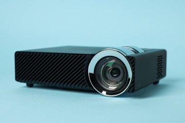 Açık mavi arkaplanda modern video projektörü, yakın plan