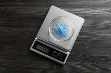 Tahta masadaki Petri kabıyla laboratuvar ölçeği, üst görünüm.