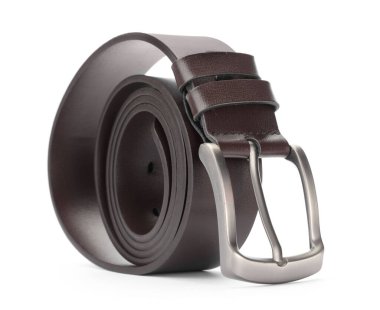 Bir kahverengi deri kemer beyaza izole edilmiş.