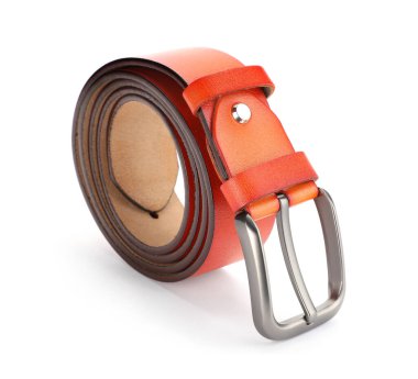 Bir turuncu deri kemer beyaza izole edilmiş.