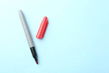 Açık mavi arka planda bir kırmızı işaret, üst manzara. Metin için boşluk