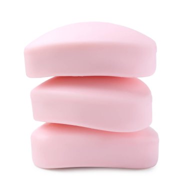 Beyaz üzerine izole edilmiş üç sabun çubuğu. Kişisel temizlik.