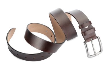 Bir kahverengi deri kemer beyaza izole edilmiş.