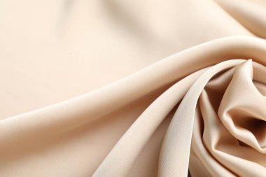 Arkaplan olarak buruşuk bej ipek kumaş, üst görünüm