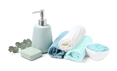 Temiz waffle havluları ve kozmetik ürünleri beyaza izole edilmiş.