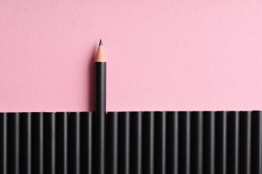 Pembe arka planda bir sürü keskin grafit kalem var. Metin için boşluk