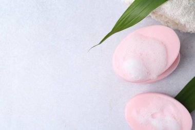 Köpüklü sabun çubukları beyaz masada, düz yatıyordu. Metin için boşluk