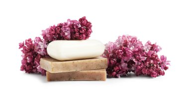 Sabun çubukları ve leylak çiçekleri izole edilmiş beyaz