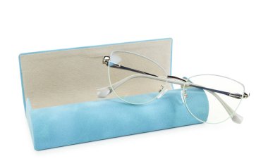 Beyaz gözlüklü, şık bir çanta.