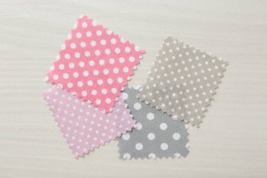 Beyaz ahşap masa üzerinde farklı kumaş örnekleri, düz yatıyordu.