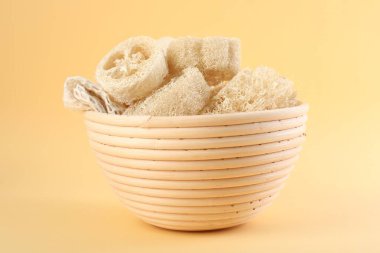 Bej arka planda farklı banyo lifleri, yakın plan.