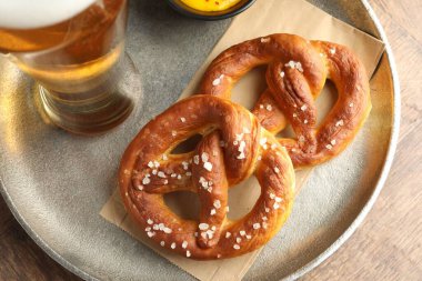 Lezzetli krakerler ve bira ahşap masada, üst manzara.