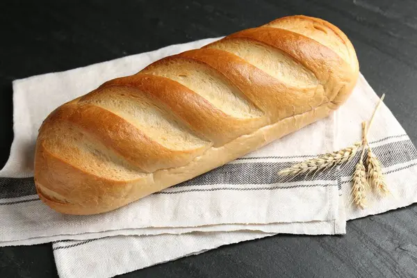 Ekmek ve çiviler siyah desenli masada, yakın plan.