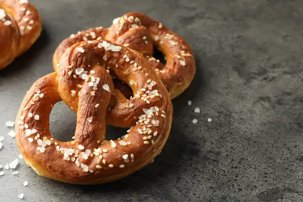Gri masadaki tuzlu krakerler, yakın plan. Metin için boşluk