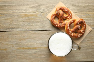 Lezzetli krakerler ve tahta masada cam bardak bira. Metin için boşluk