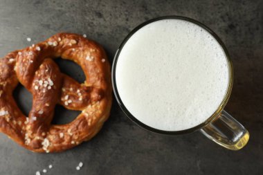 Lezzetli kraker ve bir bardak bira koyu dokulu masada, düz yatıyordu.