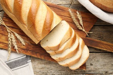 Ekmek somunu ve çivileri ahşap masaya, düz yatıyordu.