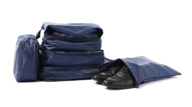 Beyaza izole edilmiş mavi paket küpleri. Depolama düzenleyici