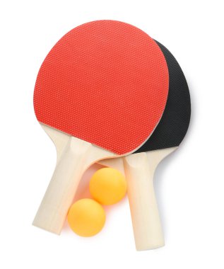 Masa tenisi raketleri ve toplar beyaz, üst görünümde izole