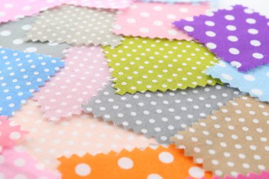 Arka plan olarak farklı kumaşlardan örnekler, yakın plan