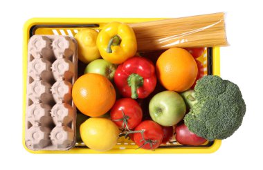 Beyaz, üst görünümde izole edilmiş ürünlerle dolu plastik alışveriş sepeti.