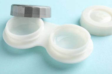 Açık turkuaz arka planda kontak lensleri, yakın plan