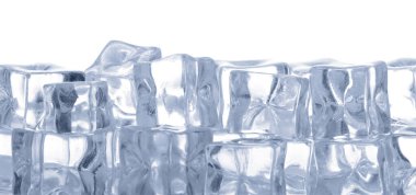 Beyaz arkaplanda berrak buz küpleri