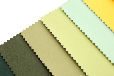 Beyaz, üst görünümde izole edilmiş farklı kumaş örnekleri