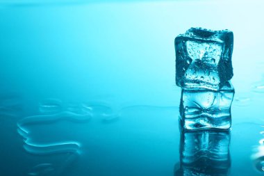 Açık mavi arkaplanda açık buz küpleri, metin için boşluk